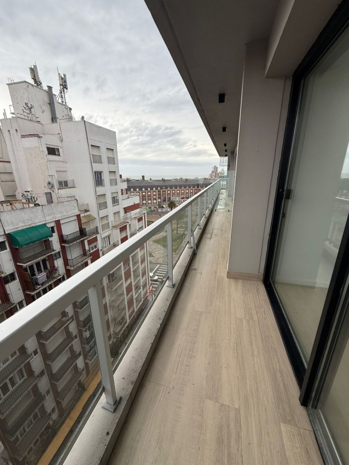 2 Amb a la calle c/ Balcon y vista lateral al Mar 